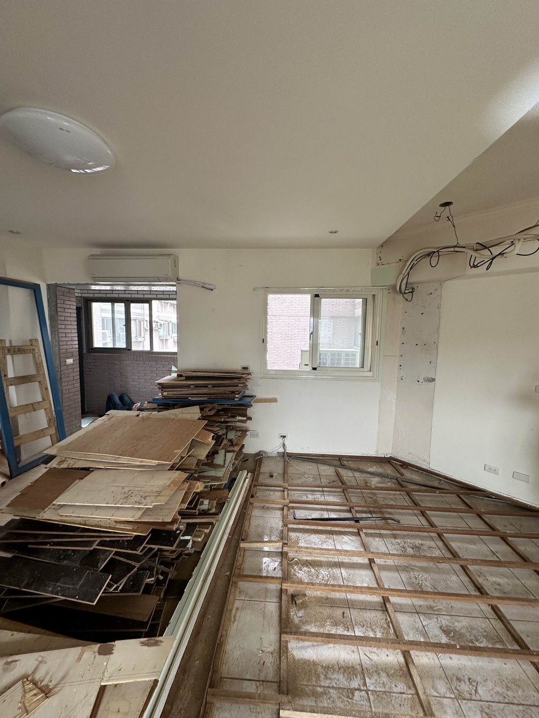 施工中-鋪設木地板